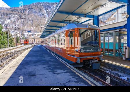 ZERMATT, SVIZZERA - APRILE 13. 2018: Treno rosso che sale fino alla stazione di Gornergrat a Zermatt, Svizzera. La ferrovia a cremagliera Gornergrat è la più alta Foto Stock