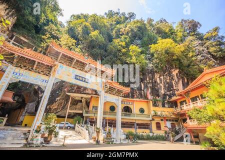 IPOH, PERAK, MALESIA - 14 APRILE 2017: Vista d'ingresso del Tempio Sam Poh Tong che si trova a Gunung Rapat nel sud di Ipoh. Foto Stock