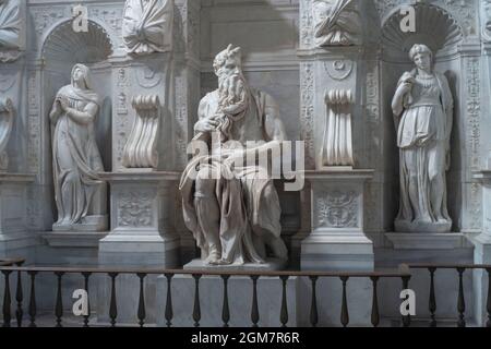 Moses, scultura dell'artista italiano dell'Alto Rinascimento Michelangelo Buonarroti, ospitata nella chiesa di San Pietro in vincoli a Roma. Foto Stock