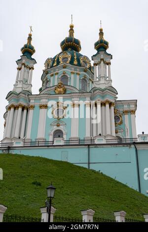 Chiesa di Andrea su un pendio nel centro della città vecchia. Punto di riferimento, architettura Ucraina. Kiev Foto Stock