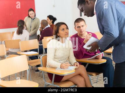 Il leader del team afroamericano che tiene un incontro con diversi gruppi, spiegando i dettagli del nuovo progetto Foto Stock