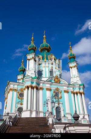 Chiesa di Andrea su un pendio nel centro della città vecchia. Punto di riferimento, architettura Ucraina. Kiev Foto Stock