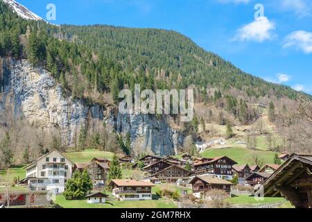 Chalet tradizionali di villaggio in Valle di Lauterbrunnen in primavera, Berner Oberland, Svizzera Foto Stock