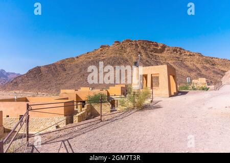 WADI RUM, GIORDANIA - 14 OTTOBRE 2018: Parte interna del centro visitatori di Wadi Rum. La valle di Wadi Rum è patrimonio dell'umanità dell'UNESCO Foto Stock