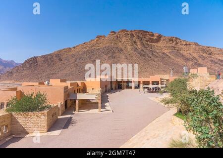 WADI RUM, GIORDANIA - 14 OTTOBRE 2018: Parte interna del centro visitatori di Wadi Rum. La valle di Wadi Rum è patrimonio dell'umanità dell'UNESCO Foto Stock