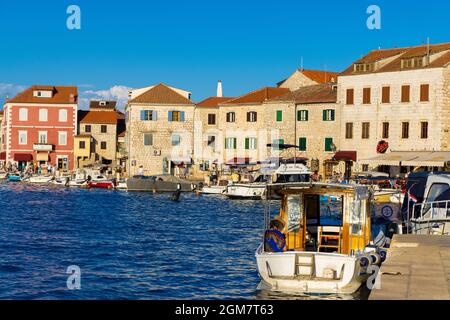 Il porto e il lungomare della città di Stari Grad sull'isola di Hvar, Croazia Foto Stock