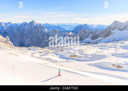 Ghiacciaio Zugspitze località sciistica nelle Alpi Bavaresi, Germania. Il massiccio dello Zugspitze, a 2.962 metri sopra il livello del mare, è la montagna più alta in Germania Foto Stock