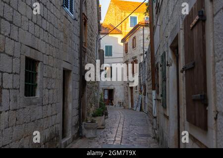 La stretta strada acciottolata della città di Stari Grad sull'isola di Hvar, Croazia Foto Stock