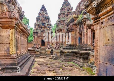 Il Banteay Srei - un decimo secolo tempio indù dedicato a Shiva. Il tempio costruito in pietra arenaria rossa è stata riscoperta 1814 nella giungla di Angkor sono Foto Stock