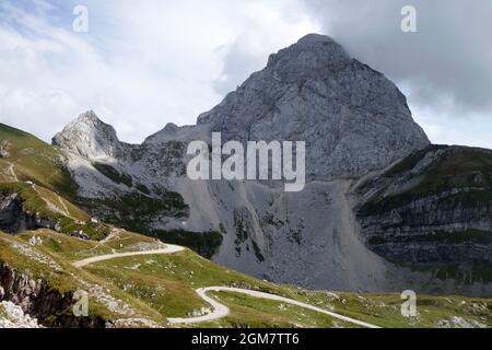 Mangart Peak e Mangart Pass, Alpi Giulie, Slovenia Foto Stock