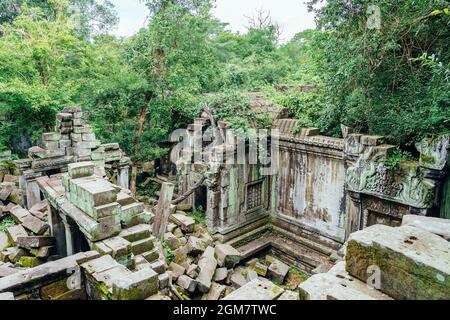 Tempio Beng Mealea, antiche rovine del tempio nel mezzo della foresta giungla, Siem Reap, Cambogia. Foto Stock