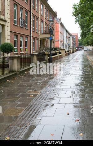 Wet Day Autumn in Queen Square Bristol UK. Strada vuota. Foto Stock