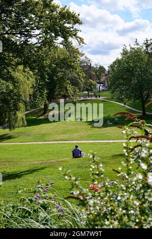 Il sole di fine estate nel Winckley Square Park a pranzo Foto Stock