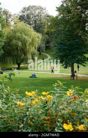 Il sole di fine estate nel Winckley Square Park a pranzo Foto Stock