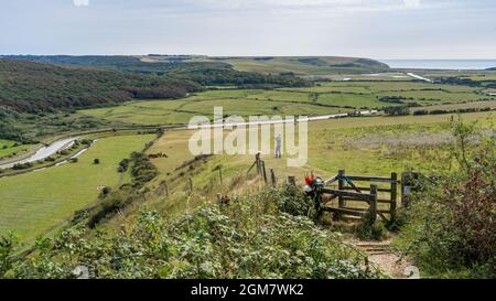 ALFRISTON, EAST SUSSEX, UK - SETTEMBRE 13 : persona che scatta una foto della valle del fiume Cuckmere dal punto di vista di Alfriston, East Susse Foto Stock