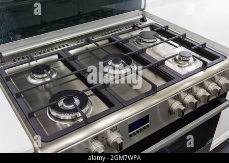 Vista dettagliata del nuovissimo e moderno fornello a gas sul piano del banco in contemporanea moderna cucina casalinga. Foto Stock