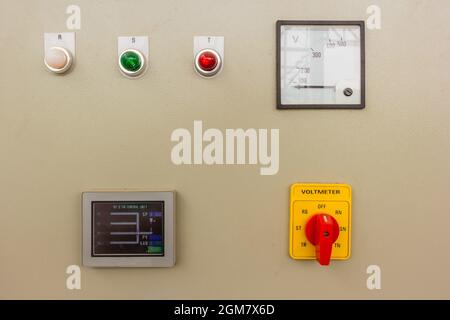 Quadro di controllo elettrico che viene utilizzato in fabbrica per il controller elettrico ad alta tensione alla macchina Foto Stock