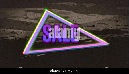Immagine del testo retro vendita viola sul triangolo neon su sfondo grigio stressato Foto Stock
