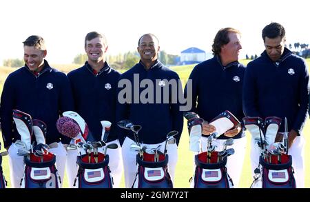 Foto del file datata 26-09-2018 del Team USA (sinistra-destra): Brooks Koepka, Bryson DeChambeau, Tiger Woods, Phil Mickelson e Tony Finau in anteprima il giorno tre della Ryder Cup a le Golf National, Saint-Quentin-en-Yvelines, Parigi. Data di emissione: Venerdì 17 settembre 2021. Foto Stock