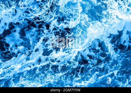 Superficie aerea oceano blu con schiuma e onde. Foto Stock