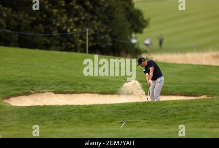 Foto di archivio datata 13-08-2021 di Rob Harris chip da un bunker durante il secondo giorno del Cazoo Classic al London Golf Club di Ash, Kent. Data foto: Venerdì 13 agosto 2021. Data di emissione: Venerdì 17 settembre 2021. Foto Stock