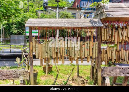 PINGXI, Taiwan - 30 Aprile 2017: tubo di bambù per augurare a Pingxi Old Street. I visitatori hanno scritto i loro auguri in bambù e poi pregare e li appenda insieme Foto Stock