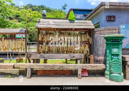 PINGXI, Taiwan - 30 Aprile 2017: tubo di bambù per augurare a Pingxi Old Street. I visitatori hanno scritto i loro auguri in bambù e poi pregare e li appenda insieme Foto Stock