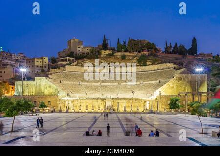 AMMAN, GIORDANIA - 15 OTTOBRE 2018: Teatro Romano al tramonto ad Amman, Giordania. Il teatro fu costruito durante il regno di Antonio Pio (138-161) Foto Stock