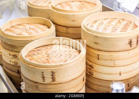 Stack di vaporetto cinese di bambù, dim sum in vaporetto di bambù, cucina cinese Foto Stock