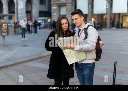 Giovane coppia di turisti con una mappa a Milano, Italia Foto Stock