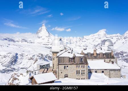 ZERMATT, SVIZZERA - 13 APRILE 2018: L'osservatorio sulla vetta del Gornergrat che domina il Cervino come sfondo a Zermatt, un emblema iconico della S. Foto Stock