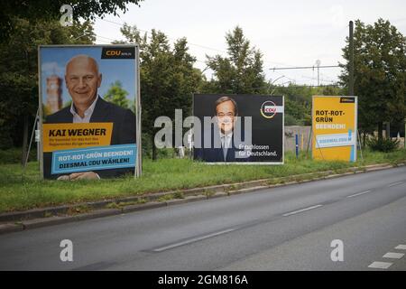 Kai Wegner, Armin Laschet (CDU) - Wahlplakate zu den Bundestagswahlen 2021, Berlin-Prenzlauer Berg (nur fuer redaktionelle Verwendung. Keine Werbung. Foto Stock