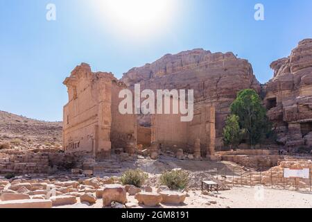 Vista panoramica delle rovine del Grande Tempio nell'antica città araba del regno Nabataeo di Petra. Giordania Foto Stock
