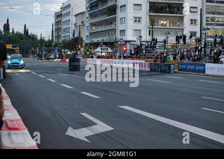 ATENE, GRECIA - 09 settembre 2021: Auto da corsa, Rally Acropoli 2021, primo giorno, nel centro di Atene. Atene, Grecia 9-9-2021 Foto Stock