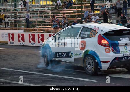 ATENE, GRECIA - 09 settembre 2021: Auto da corsa, Rally Acropoli 2021, primo giorno, nel centro di Atene. Atene, Grecia 9-9-2021 Foto Stock