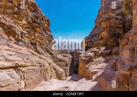 Vista delle rocce e del monastero di Petra, Giordania. Patrimonio dell'umanità dell'UNESCO e una delle meraviglie del mondo Foto Stock