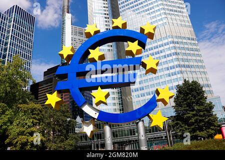 Euro-skulptur vor Commerzbank Zentrale, Eurotower, Francoforte sul meno (nur fuer redaktionelle Verwendung. Keine Werbung. Referenzdatenbank: http://www Foto Stock