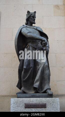 SORIA, SPAGNA - 26 settembre 2012: Statua in omaggio al re Alfonso VIII 'il nobile' nella sua città natale di Soria. Foto Stock