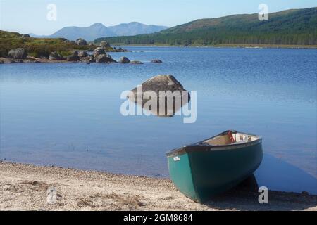 Canoa canadese sulla spiaggia a Loch Laidon, Highlands scozzesi, Scozia, Regno Unito Foto Stock