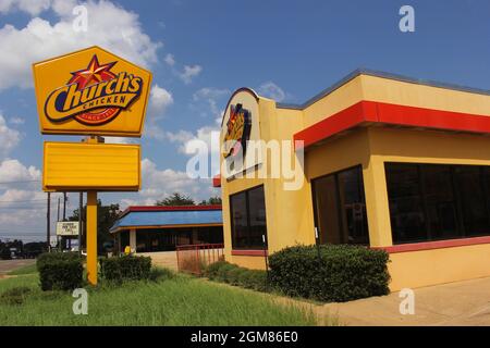 Whitehouse, TX - 19 settembre 2018: Ristorante di pollo delle Chiese abbandonate con il re del hamburger abbandonato in background Foto Stock