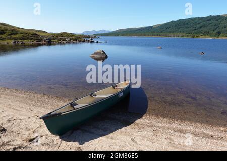 Canoa canadese sulla spiaggia a Loch Laidon, Highlands scozzesi, Scozia, Regno Unito Foto Stock