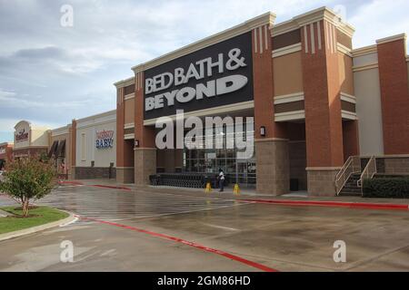 Tyler, Texas - 7 ottobre 2018: Bed Bath e oltre negozio al dettaglio in un pomeriggio piovoso situato a Tyler, Texas Foto Stock