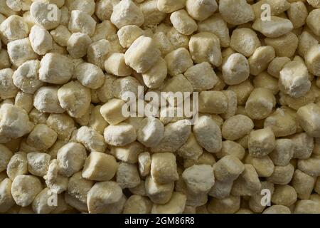 Vista dall'alto pasta tagliata per preparare gli gnocchi carta da parati di fondo Foto Stock