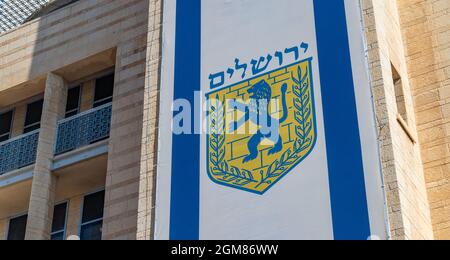 Un'immagine dello stemma della massiccia bandiera israeliana in mostra in Piazza Safra. Foto Stock