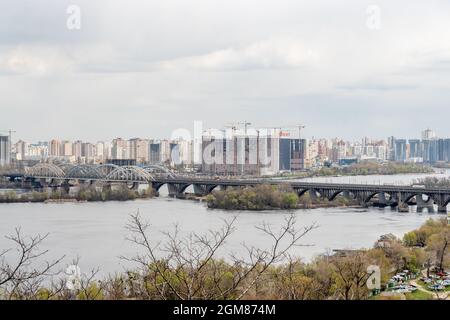 Kiev, Ucraina - 27 aprile 2021: Vista panoramica della città con case a Kiev, Ucraina. Foto Stock