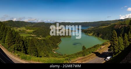 Una foto panoramica della Lagoa das Sete Cidades - Laguna delle sette Città, a São Miguel (Azzorre). Foto Stock