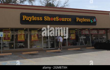 Tyler, TX - 6 marzo 2019 : Payless ShoeSource sulla 5th Street con uscire di Business Signs, Tyler TX Foto Stock