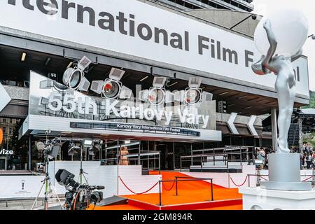 Karlovy Vary, Repubblica Ceca - Agosto 20,2021. Ingresso con moquette rossa al famoso Hotel Thermal durante il 55° Festival Internazionale del Cinema. Foto Stock