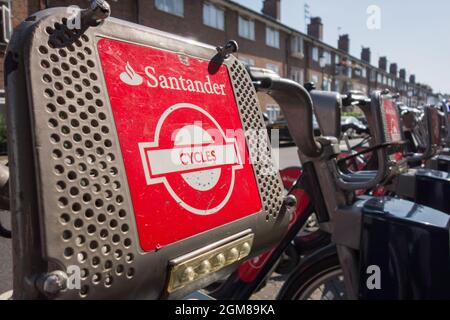 Primo piano di una docking station di Santander su Limerston Street fuori Pizza Express, fuori Fulham Road, Chelsea, Inghilterra, Regno Unito Foto Stock