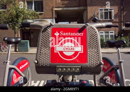 Closeup di una stazione di attracco di Santander su Limerston Street, fuori Fulham Road, Chelsea, Inghilterra, Regno Unito Foto Stock